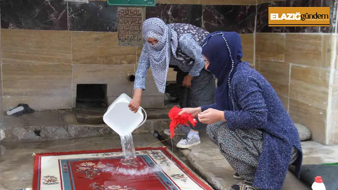 Zafran'daki 110 yıllık çeşmede bayram öncesi halılar yıkanmaya başlandı