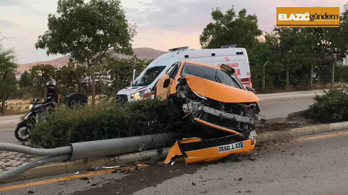 3 araca çarptı kaçtı, refüje çıkıp direği devirdi: 1 yaralı