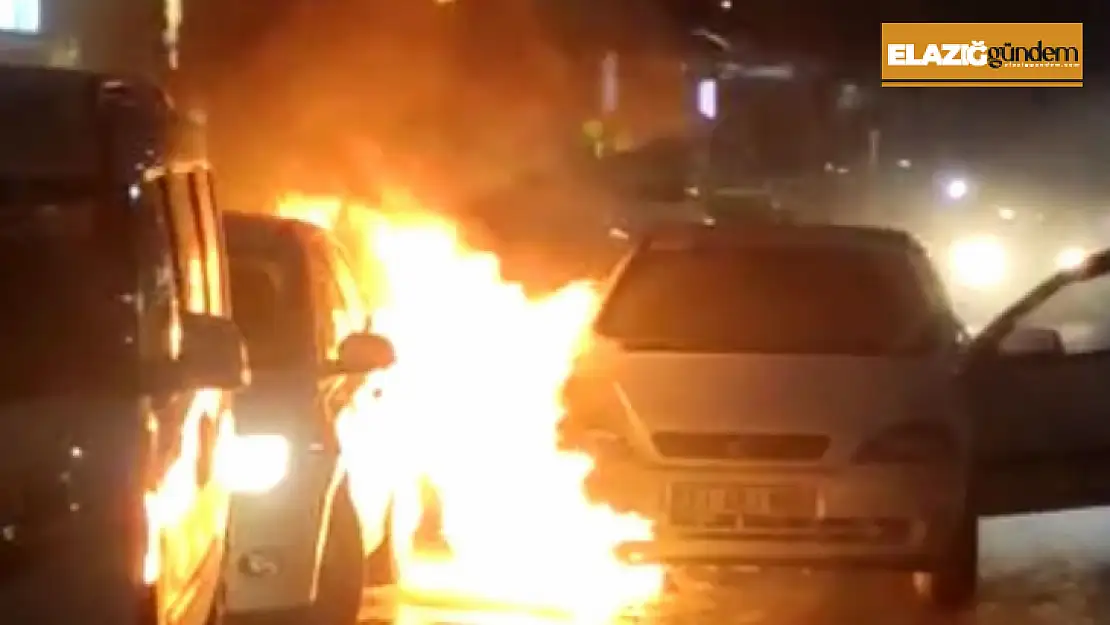 Alev alev yanan otomobili yol kenarına çekti, park halindeki otomobili de yaktı