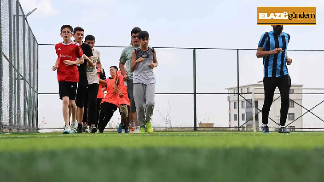 Amatör futbolcu, çocuklara kitap okuma tutkusunu futbolla aşılıyor