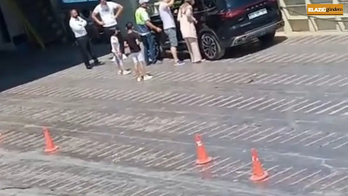 Anahtar aracın içerisinde kalınca, çocuğa bir saat dil döktüler