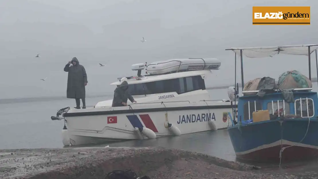 Balık tutmak için ağları gerdirirken tekneden düşüp suda kayboldu