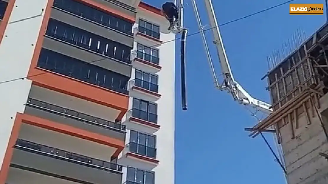 Beton pompasının üzerinde metrelerce yüksekliğe çıkan işçi, adeta ölüme meydan okudu