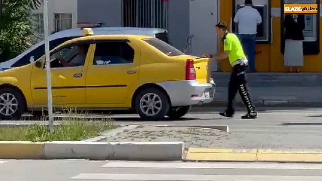 Bozulan aracın yardımına polis ekibi yetişti