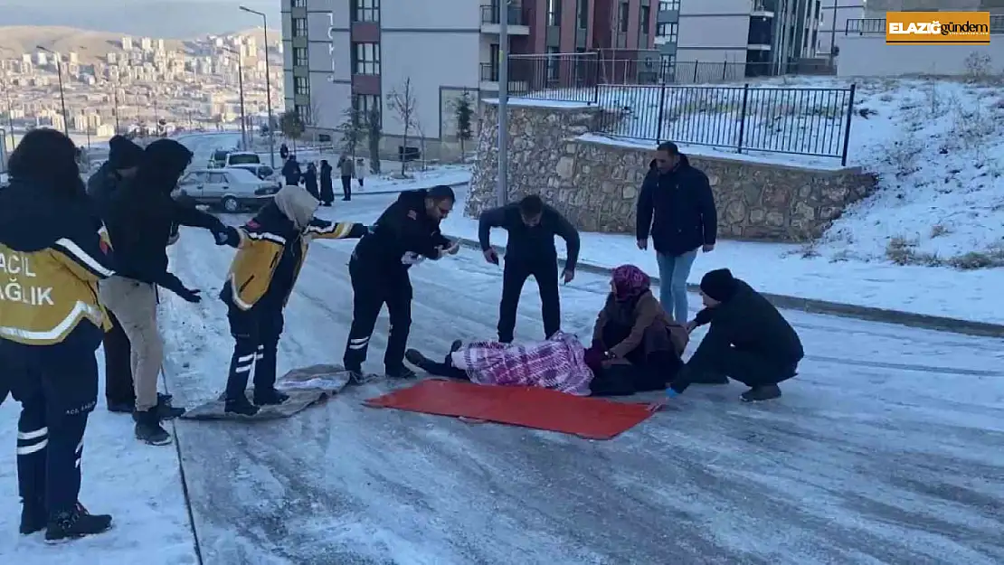 Buzda düşüp yaralanan vatandaşa ulaşmak için insan zinciri oluşturdular, ayakkabılarını çıkarıp yere kilim serdiler