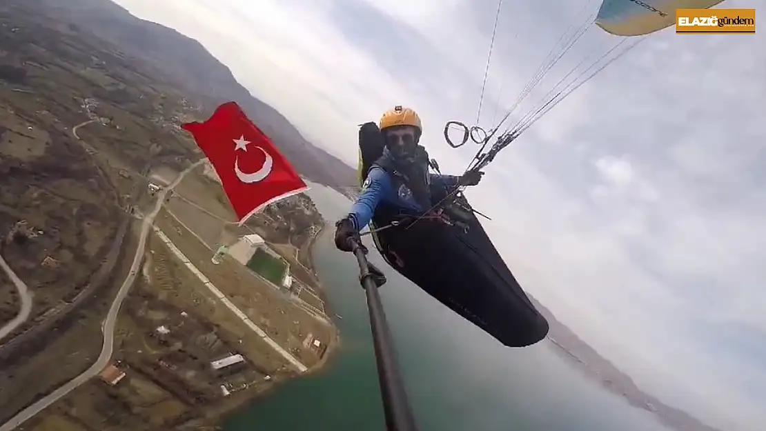 Çanakkale Zaferinin yıl dönümünü, gökyüzünde paraşütle uçarak kutladı