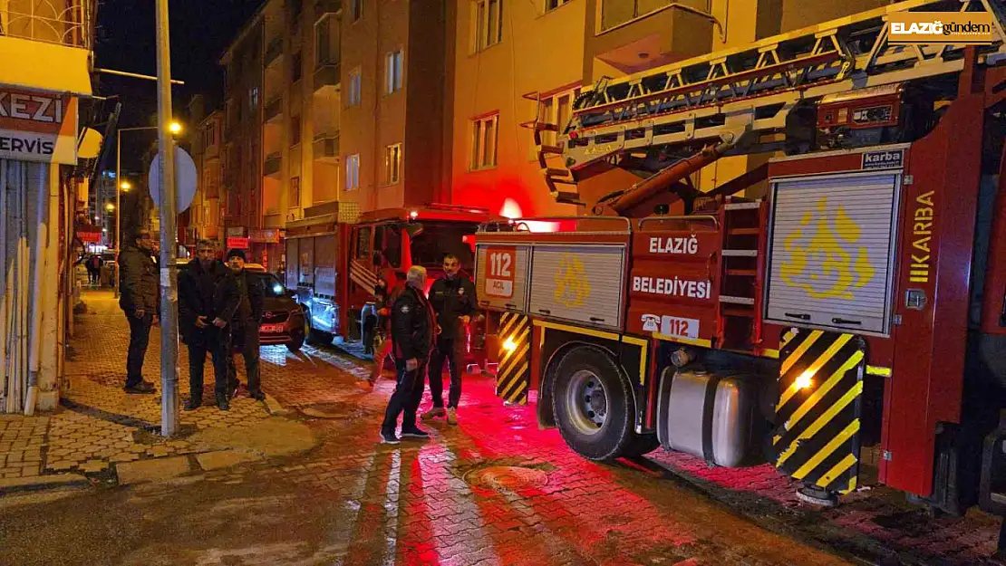 Çatı katından çıkan dumanlar itfaiyeyi alarma geçirdi