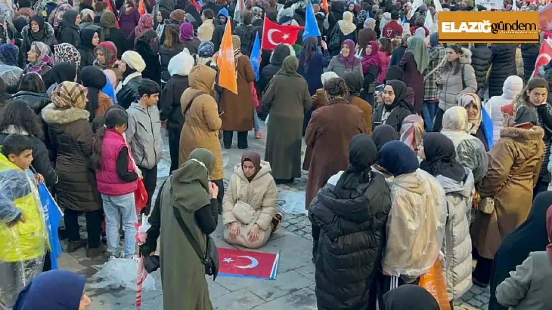 Cumhurbaşkanı Erdoğan konuşurken Türk bayrağını önüne bırakıp miting alanında namaz kıldı