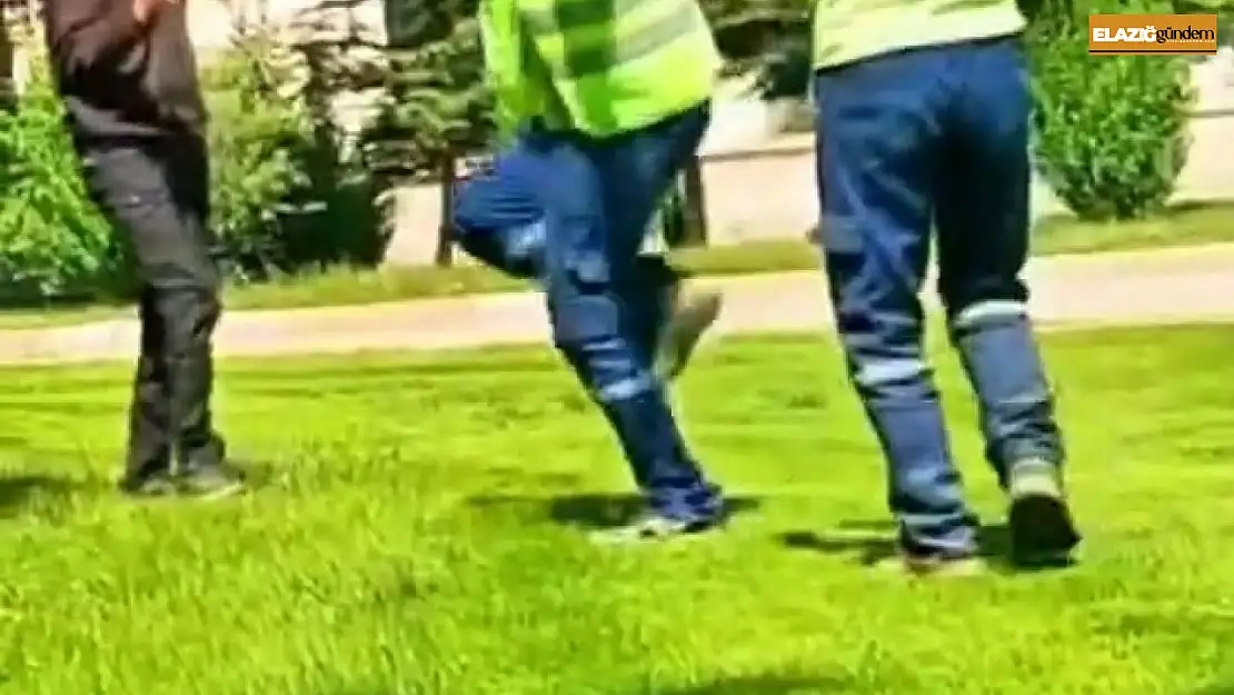 Davulun sesini duyan temizlik görevlileri, oynamaya başladı