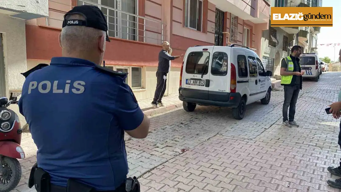 Dengesini kaybeden yaşlı kadın, 4'üncü kattan park halindeki otomobilin üzerine düştü