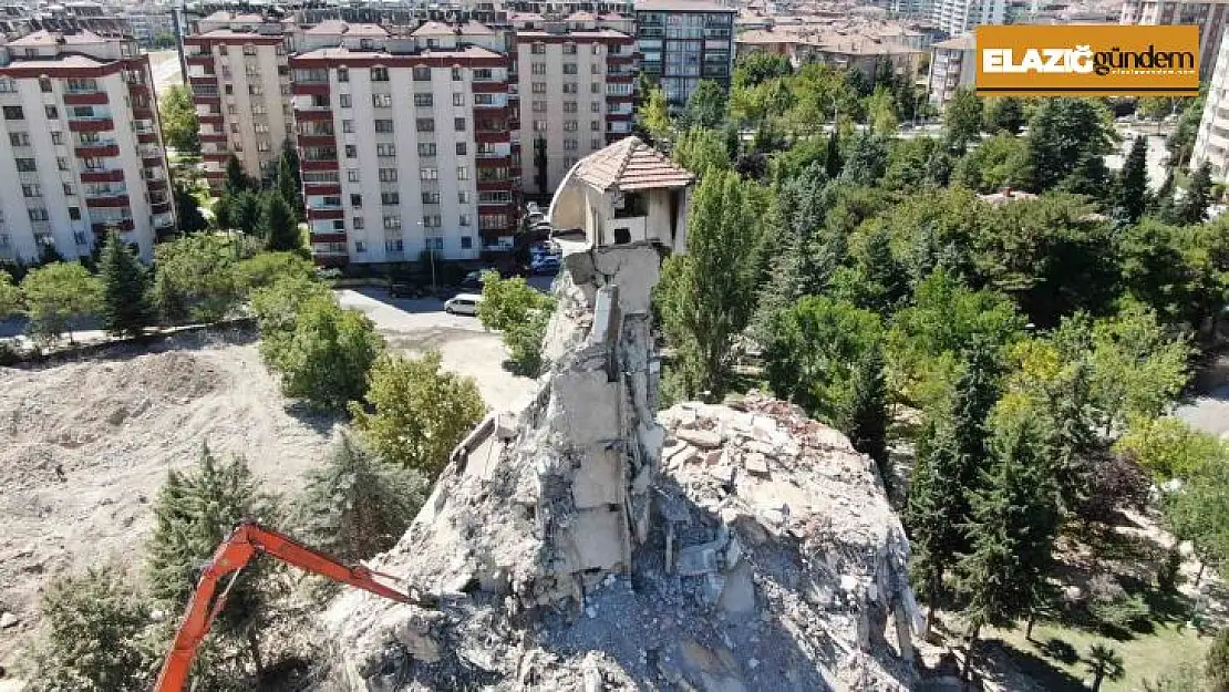 Depremin en dikkat çeken görüntüsü Elazığ'dan: 8 katlı bina yıkıldı, çatısı tek kolon üzerinde kaldı