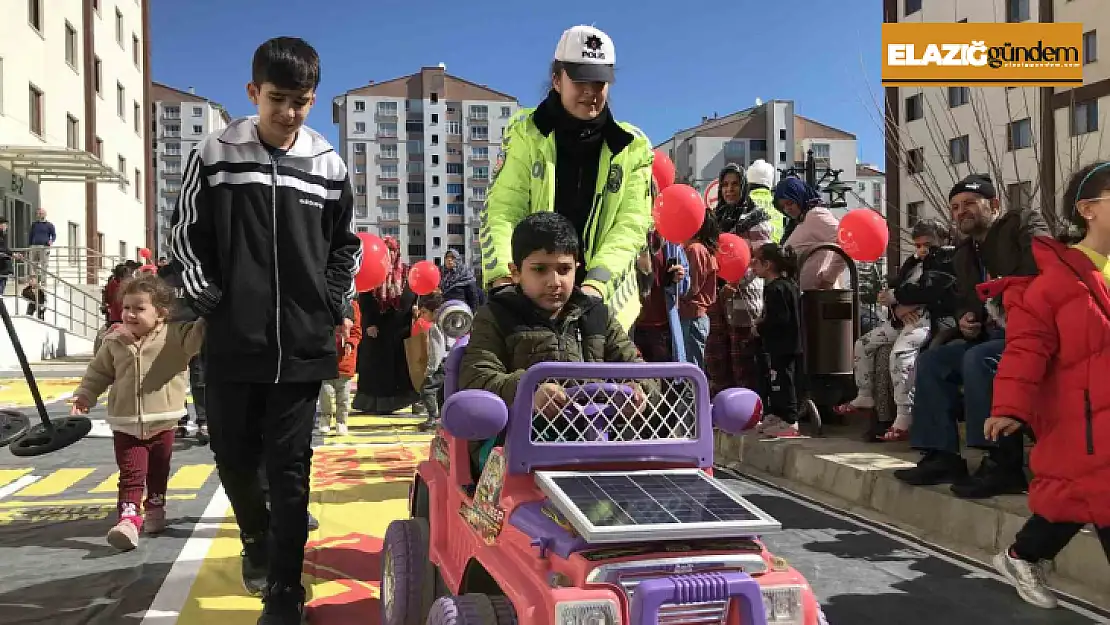 Depremzede çocuklar polislerle doyasıya eğlendi