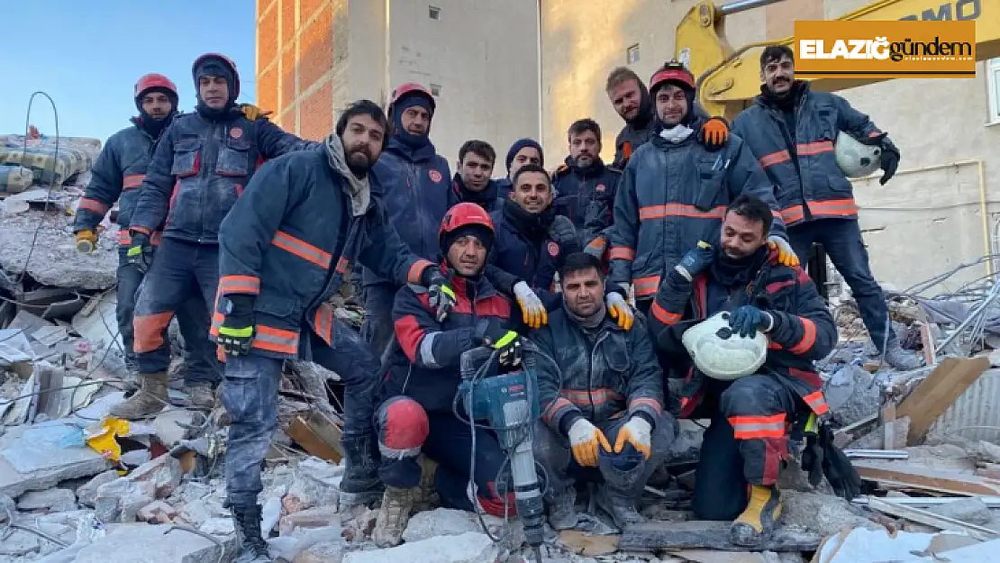 Depremzede itfaiyeciler ailelerini bırakıp yardımı koştu