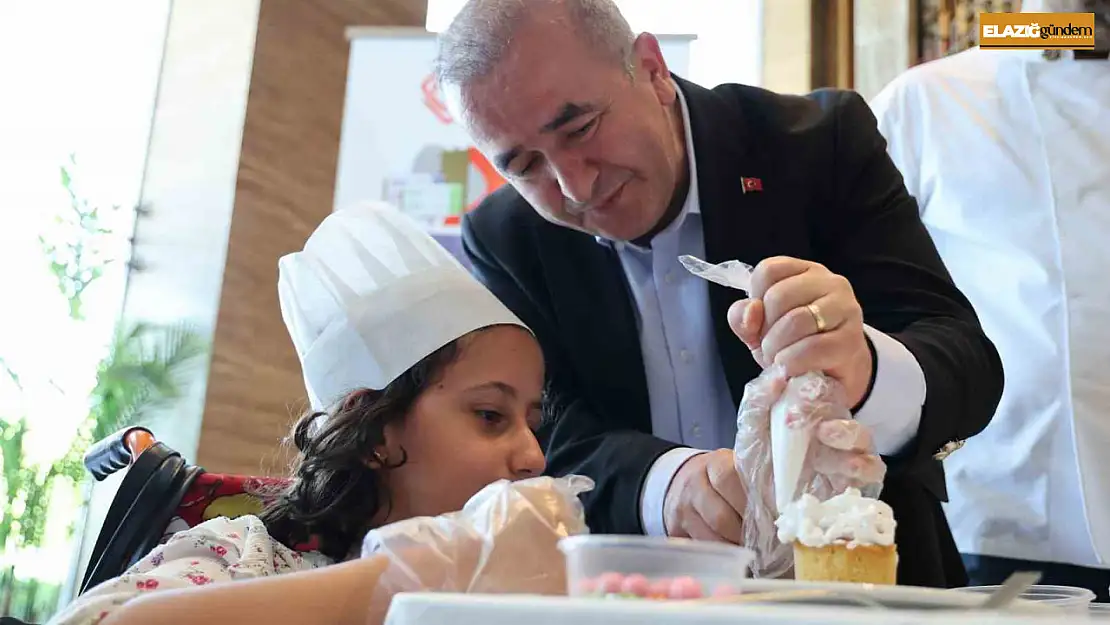 Down sendromlu bireyler pasta süsleme yarışmasında hünerlerini gösterdi