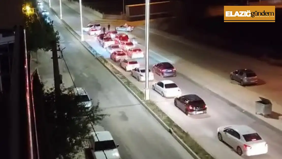 Düğün konvoyunda araçtan inip trafiği durdurup, havaya rastgele ateş açtı