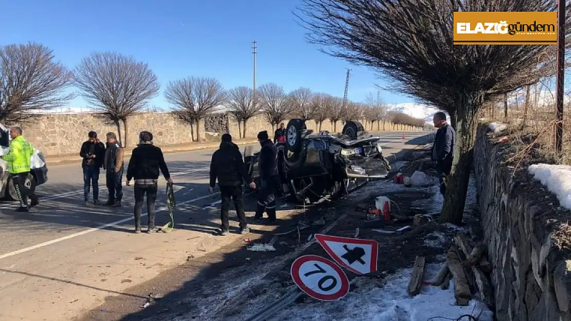 Elazığ  ağaca  çarpan hafif ticari araç ters döndü: 2 yaralı