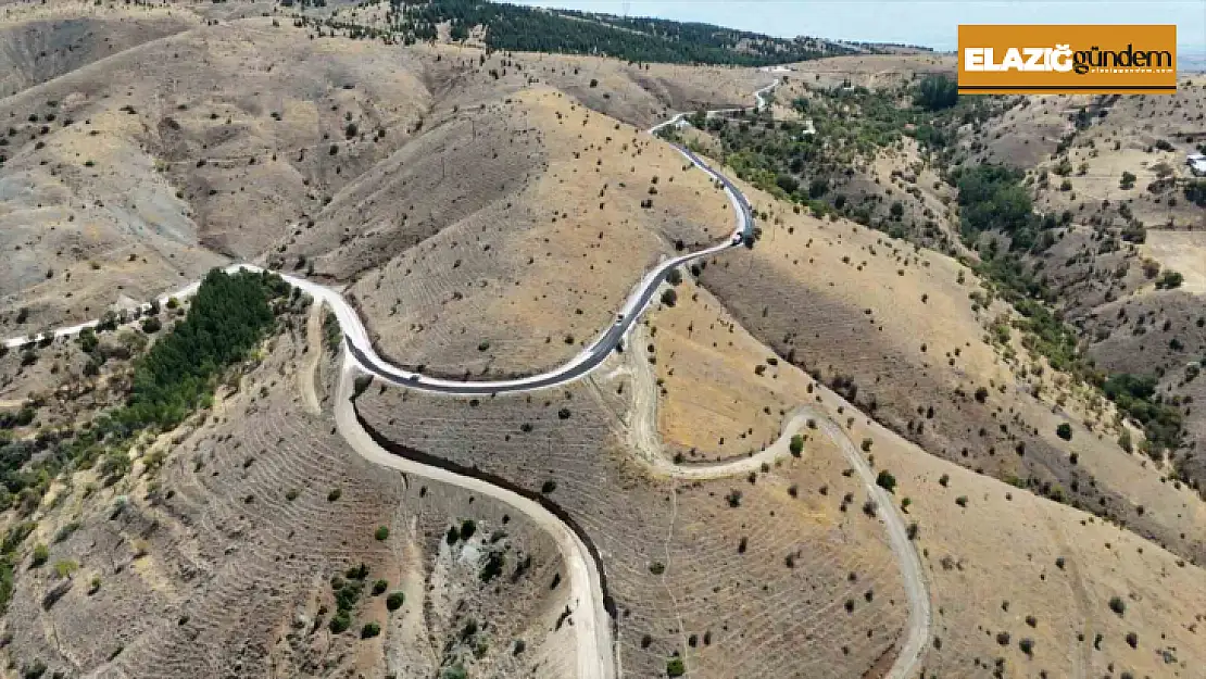 Elazığ Belediyesi, 8 mahallede sathi kaplama yol yapım çalışması gerçekleştiriyor