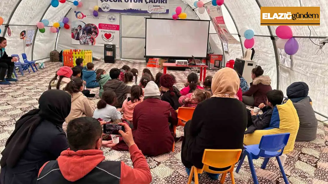 Elazığ Belediyesi kurduğu çocuk oyun çadırında depremin izlerini silmeye çalışıyor