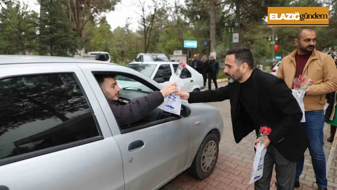 Elazığ Belediyesi, mezarlığa gelen vatandaşlara ikramda bulundu