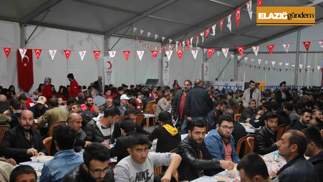 Elazığ Belediyesi'nden bin kişilik iftar sofrası