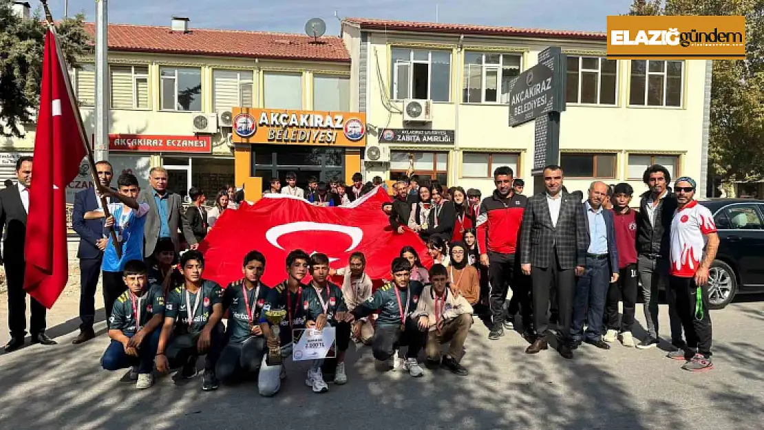 Elazığ'da '100. yılında Cumhuriyet' yarışmasında dereceye giren öğrencileri ödüllendirdi