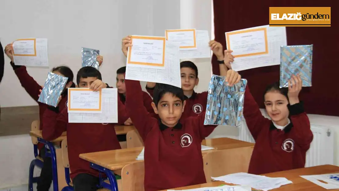 Elazığ'da 129 bin öğrenci karne heyecanı yaşadı