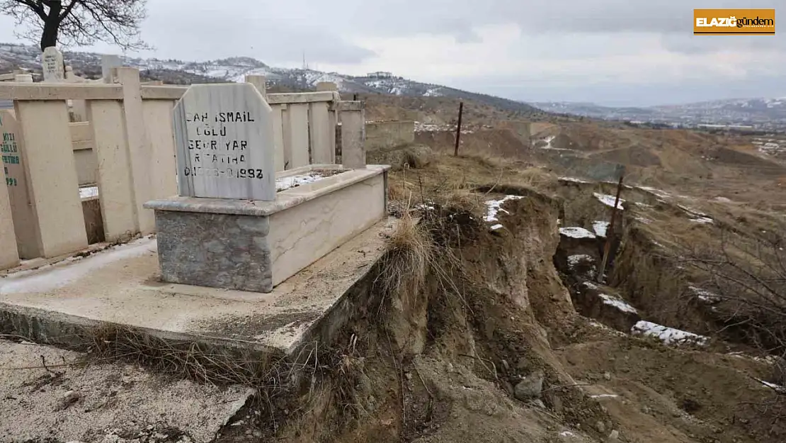 Elazığ'da 35 kabrin bulunduğu mezarlıkta heyelan