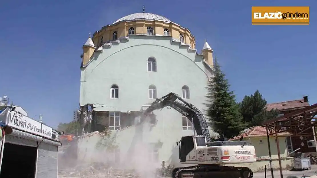 Elazığ'da 50 yıllık caminin yıkımına başlandı