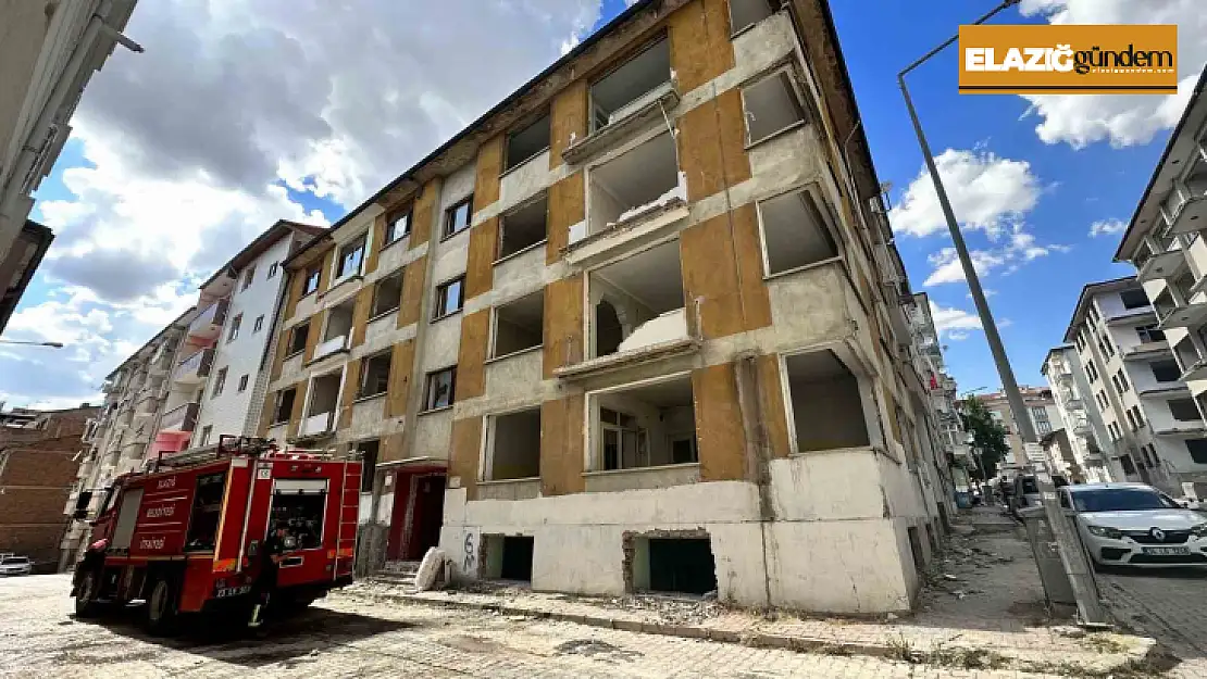 Elazığ'da ağır hasarlı binada korkutan yangın