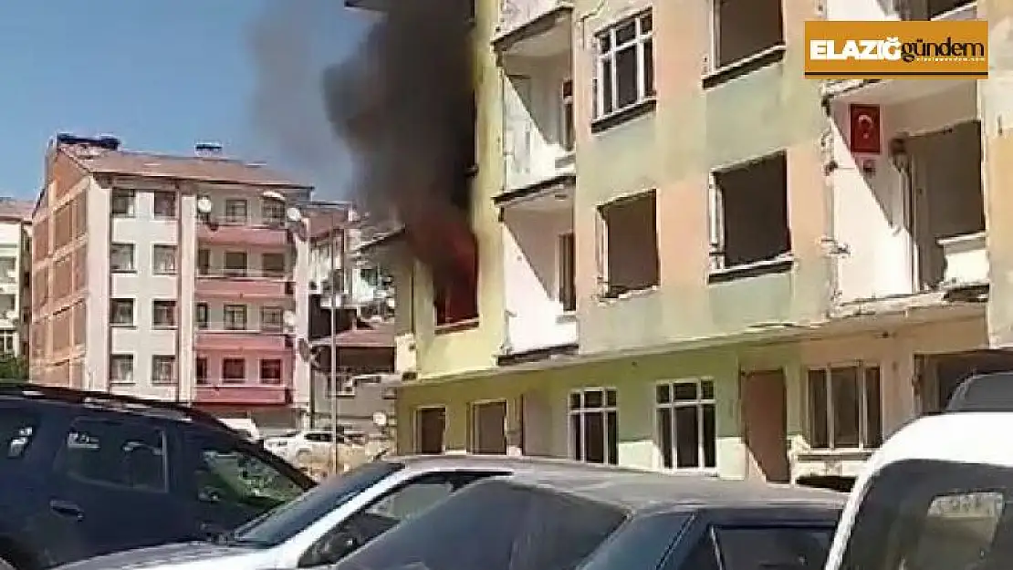 Elazığ'da ağır hasarlı binada yangın