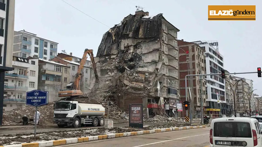 Elazığ'da ağır hasarlı binaların yıkımına başlandı