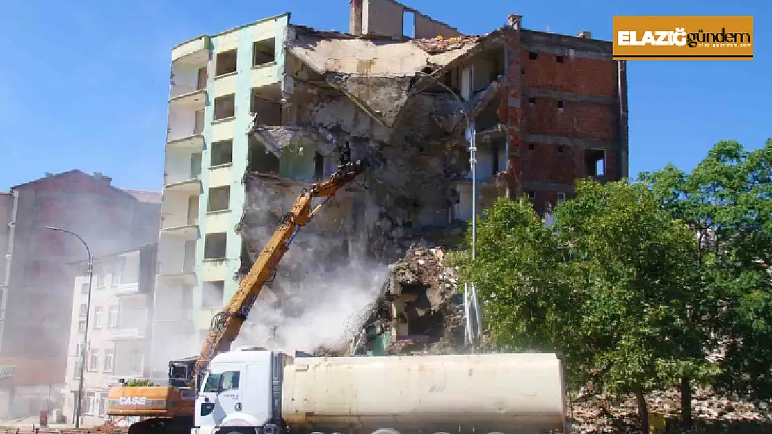 Elazığ'da ağır hasarlı binaların yıkımı devam ediyor