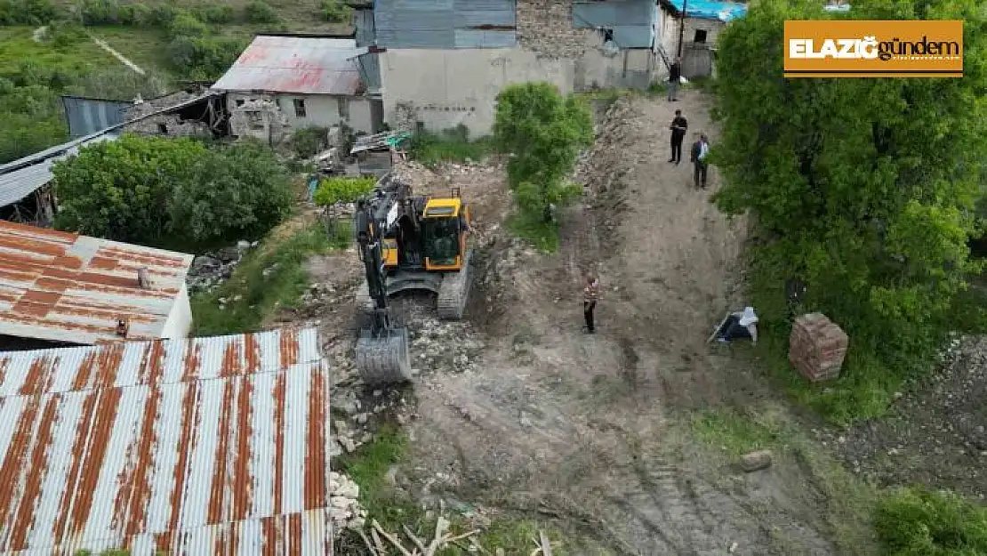 Elazığ'da ağır hasarlı yapıların yıkımı başladı