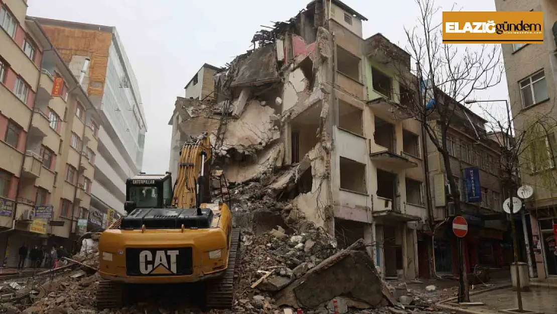 Elazığ'da ağır hasarlı yapıların yıkımı sürüyor