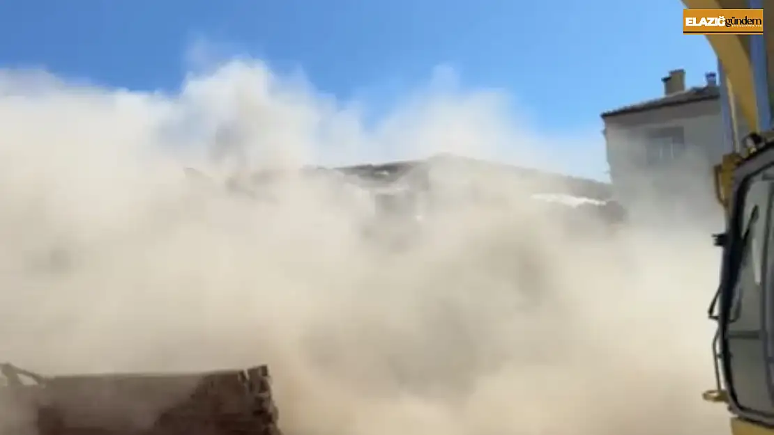 Elazığ'da ağır hasarlı yapıların yıkımları sürüyor