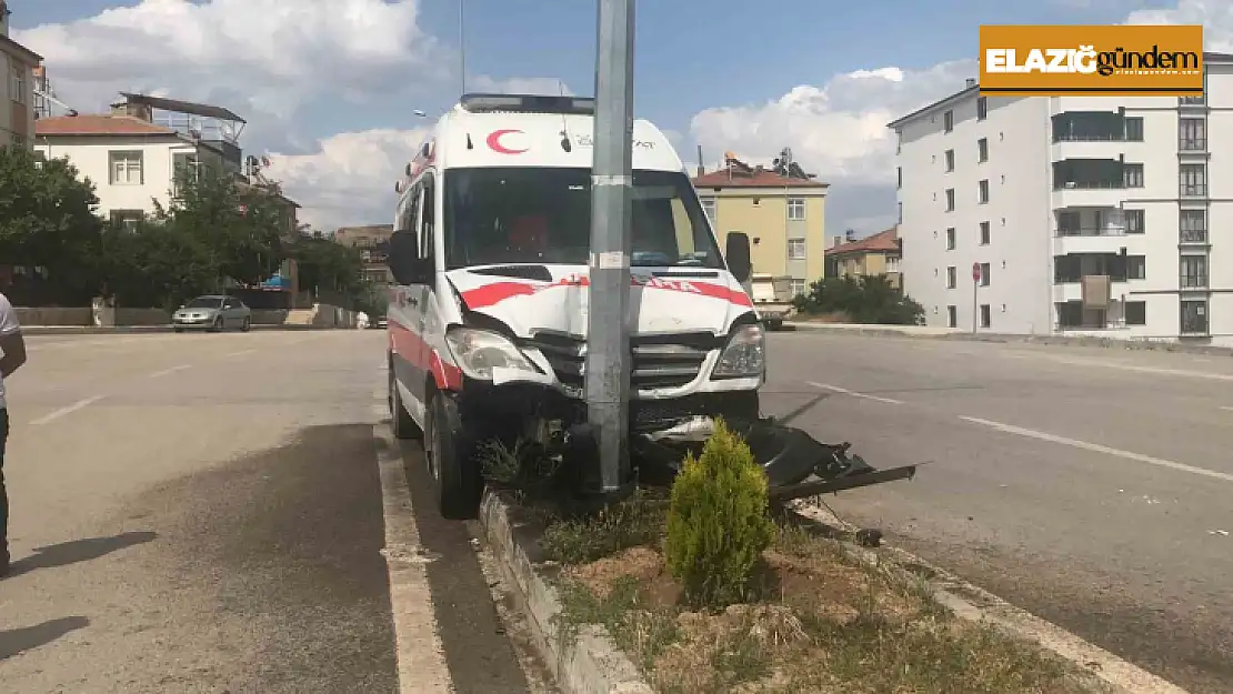 Elazığ'da ambulans aydınlatma direğine çaptı