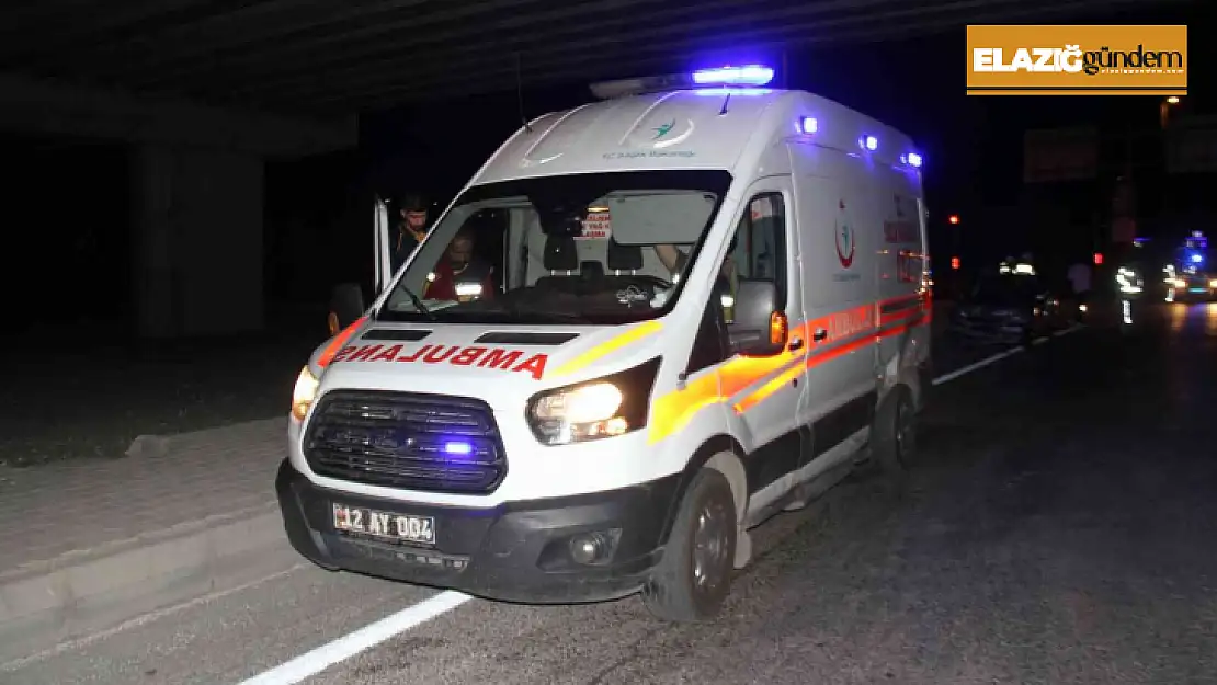 Elazığ'da ambulans ile otomobil çarpıştı: 2 yaralı