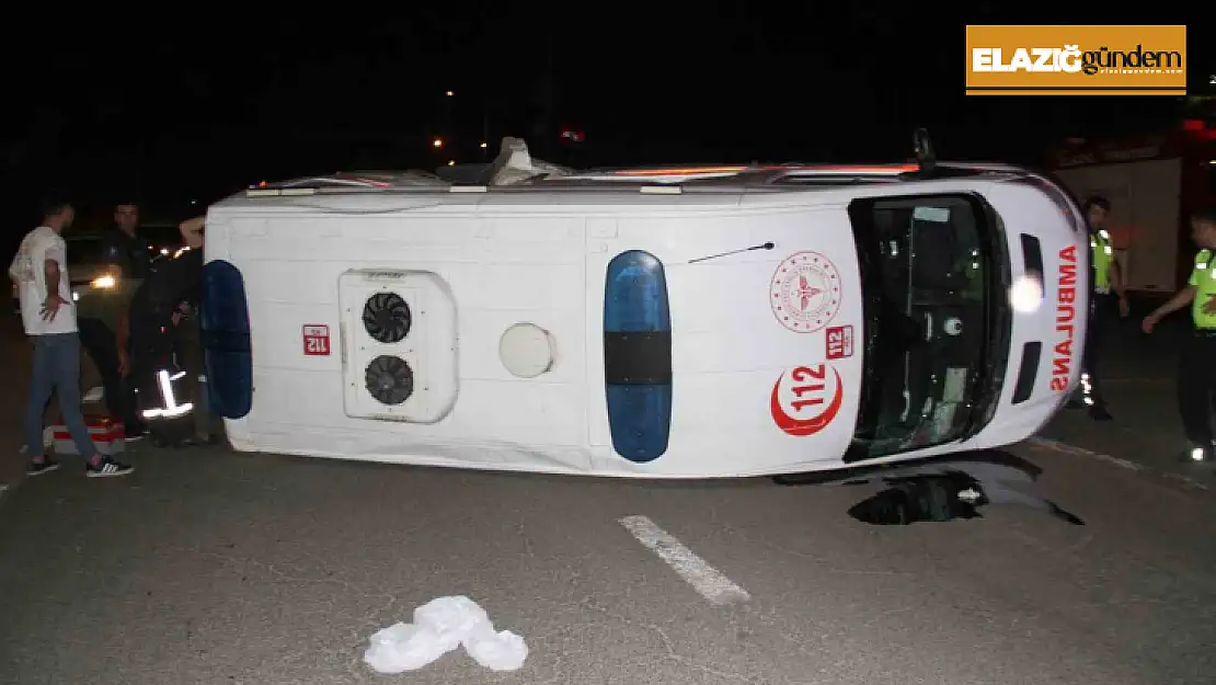 Elazığ'da ambulans ile pikap çarpıştı: 5 yaralı