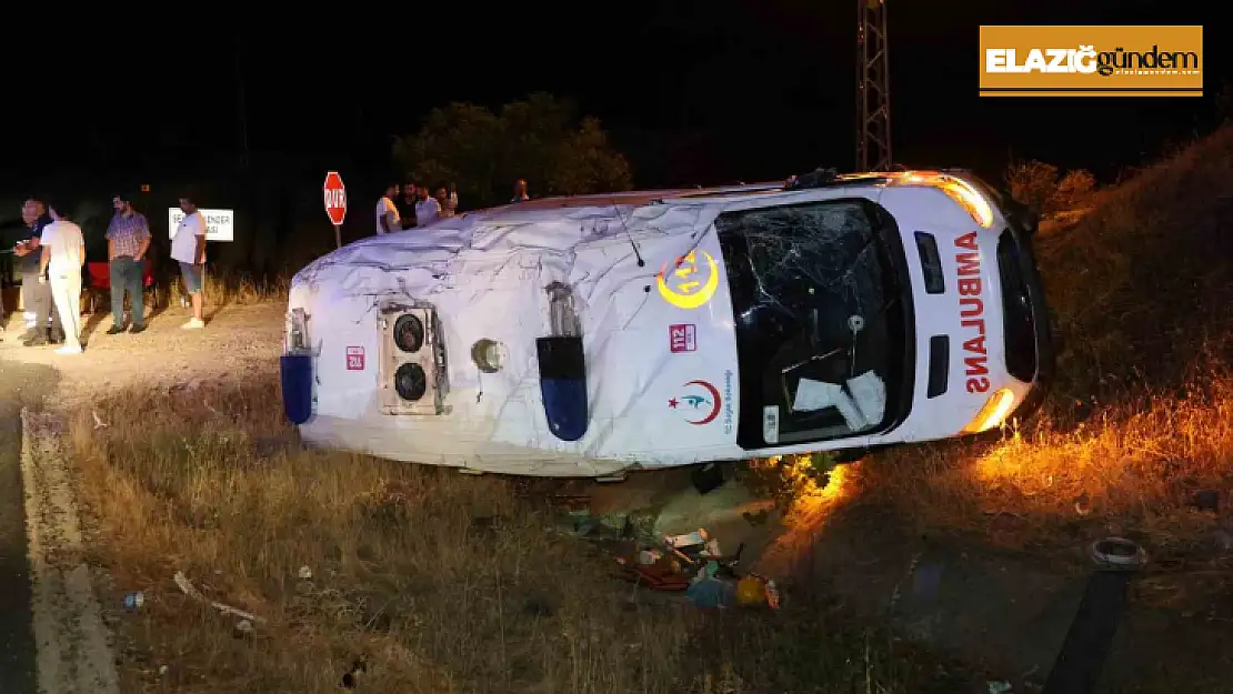 Elazığ'da ambulans şarampole devrildi: 3 yaralı