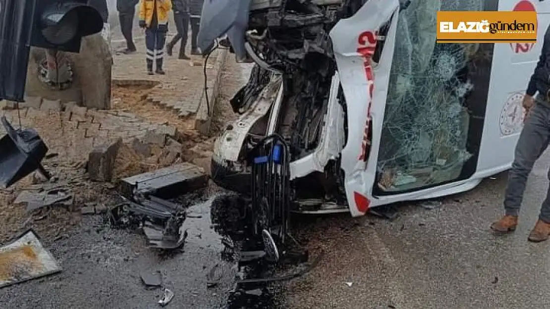 Elazığ'da ambulans sinyalizasyon direğine çarptı: 1 yaralı