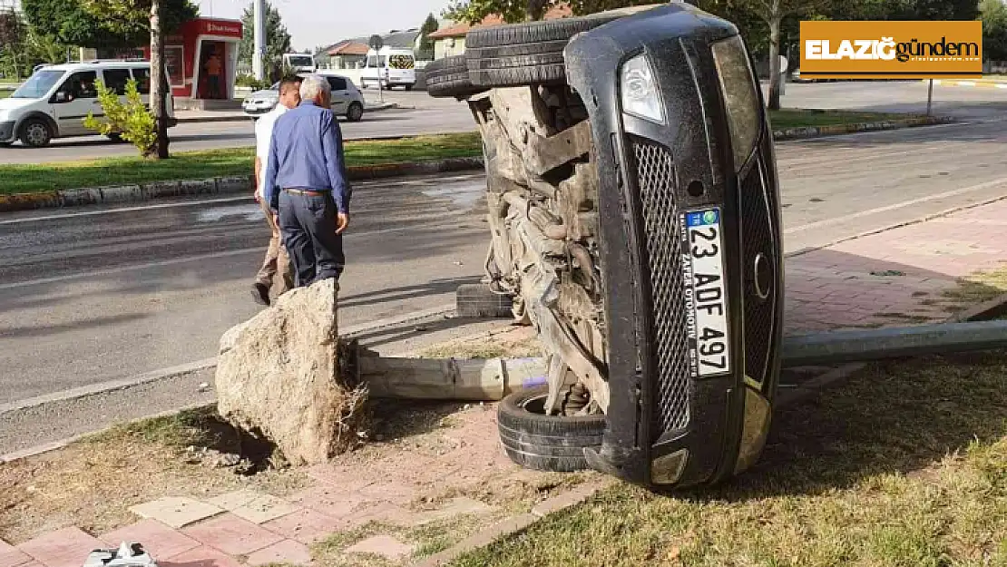 Elazığ'da aydınlatma direğine çarpan otomobil devrildi: 2 yaralı