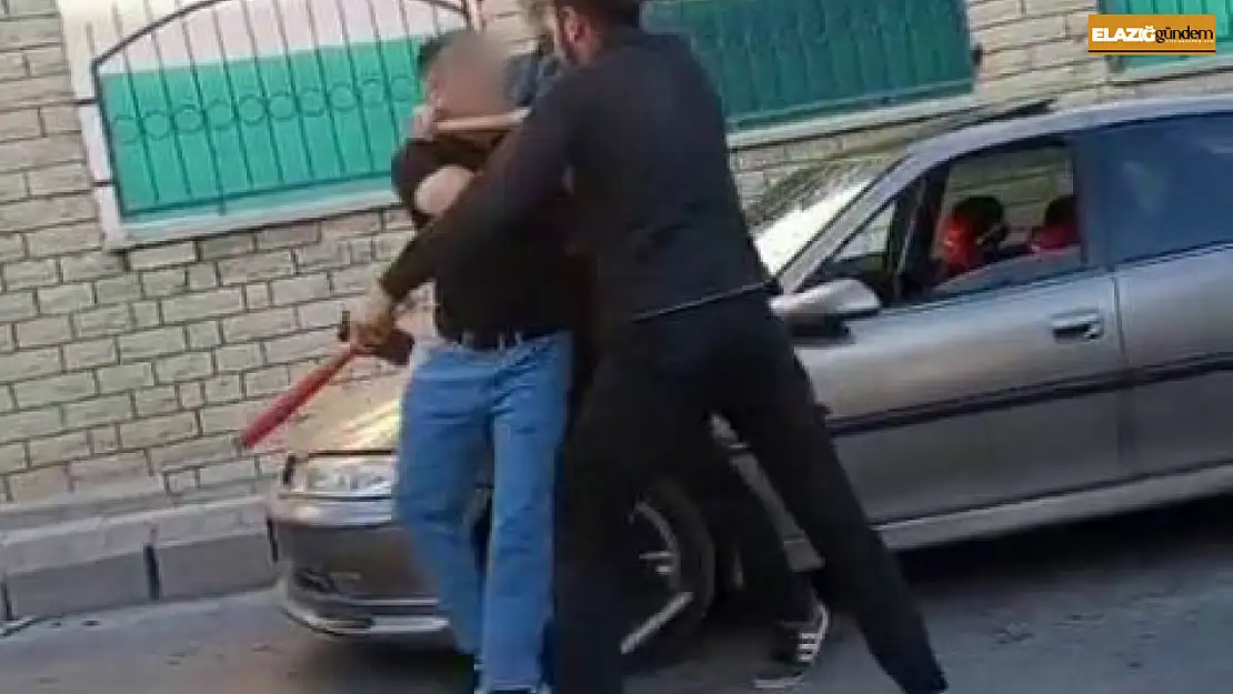 Elazığ'da baltalı-sopalı yol verme kavgası kamerada
