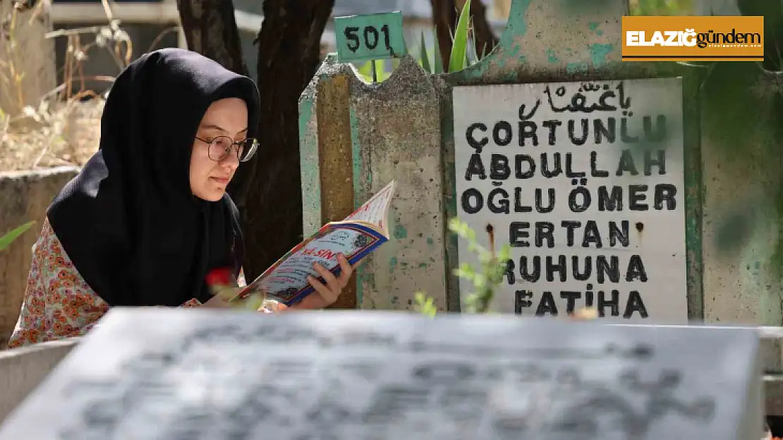 Elazığ'da bayram arefesinde kabir ziyareti