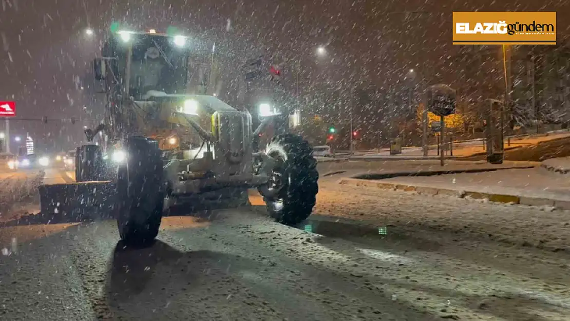 Elazığ'da belediye ekipleri kar mesaisinde