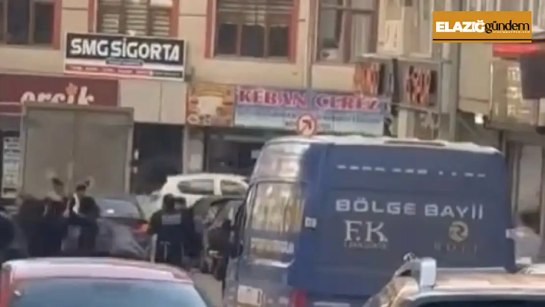 Elazığ'da cadde ortasında taşlı sopalı kavga: 1 yaralı