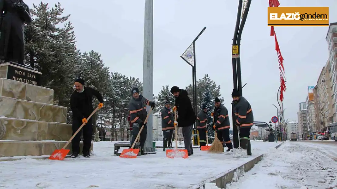 Elazığ'da cadde ve kaldırımlar kardan temizleniyor