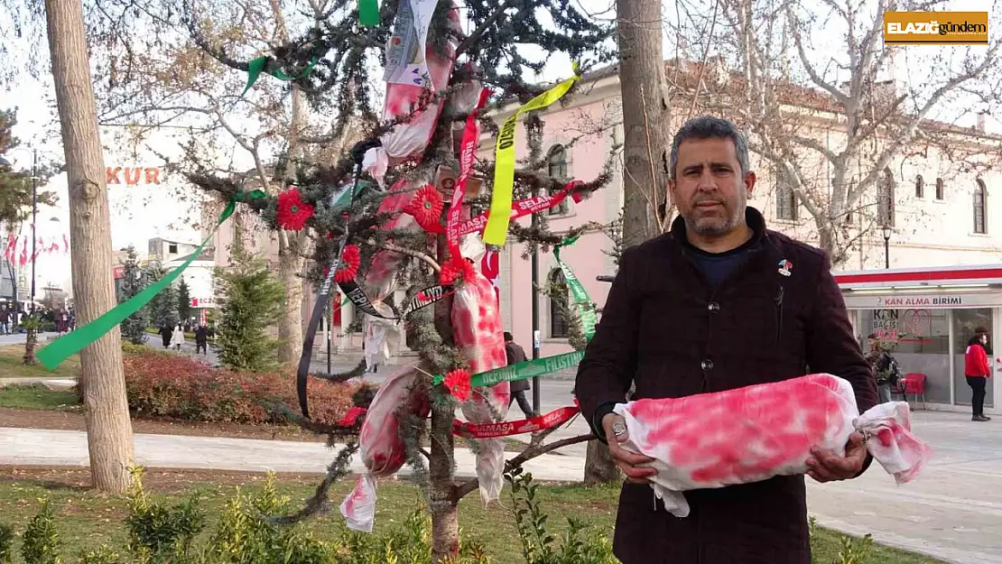 Elazığ'da çam ağacına Filistin bayrakları ve kanlı torbalar asıldı, yılbaşı kutlamaları kınandı