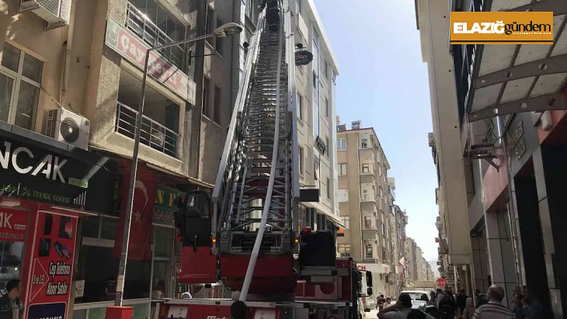 Elazığ'da çatı yangını, büyümeden söndürüldü