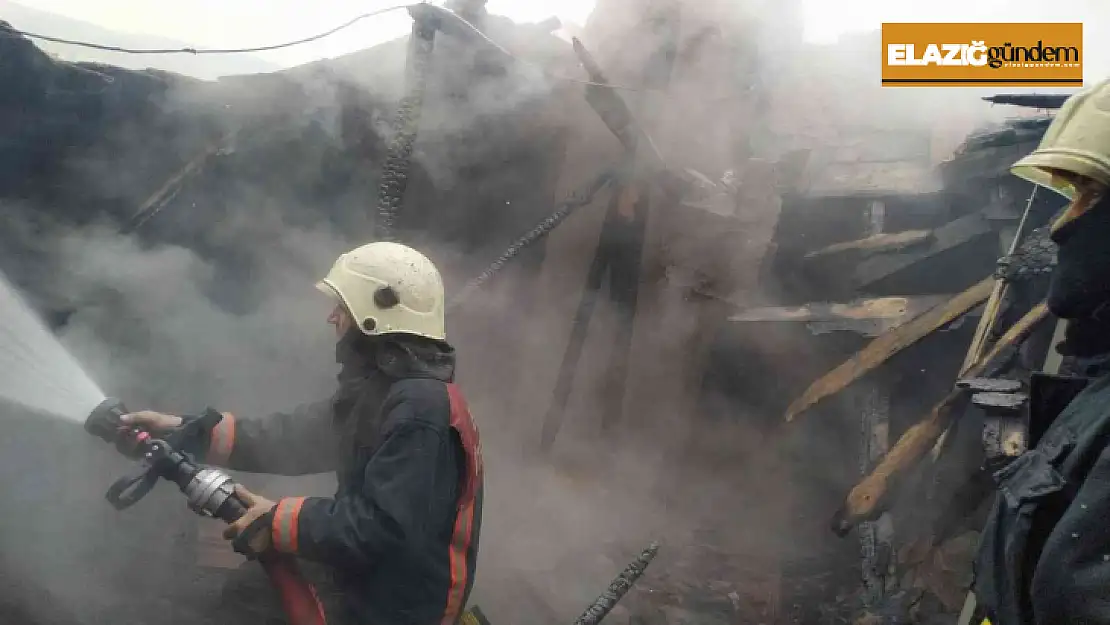 Elazığ'da çatı yangını korkuttu