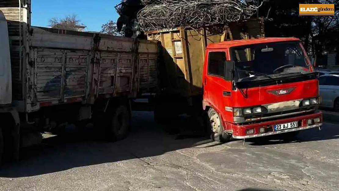 Elazığ'da demir yüklü kamyonun tehlikeli yolculuğu kameraya yansıdı